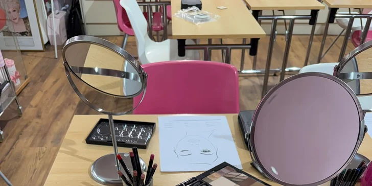 Kurz líčení pro 1 či 2 osoby s profesionální vizážistkou i vč. balíčku kosmetiky