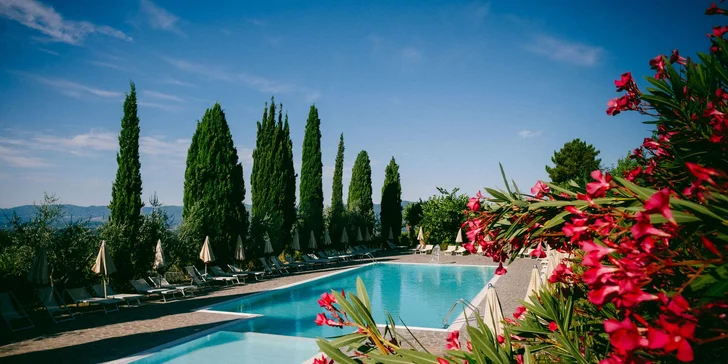 4* hotel u Florencie: snídaně či polopenze, v létě bazén, možnost projížďky na koni