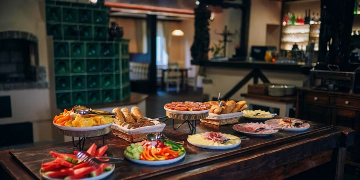 Aktivní pobyt v Jizerkách: hotel v Kořenově se snídaní a venkovním bazénem