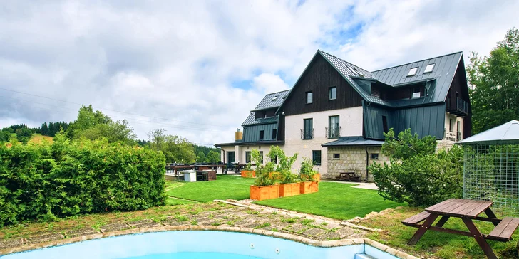 Aktivní pobyt v Jizerkách: hotel v Kořenově se snídaní a venkovním bazénem