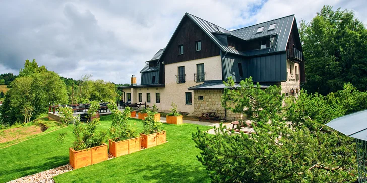 Aktivní pobyt v Jizerkách: hotel v Kořenově se snídaní a venkovním bazénem