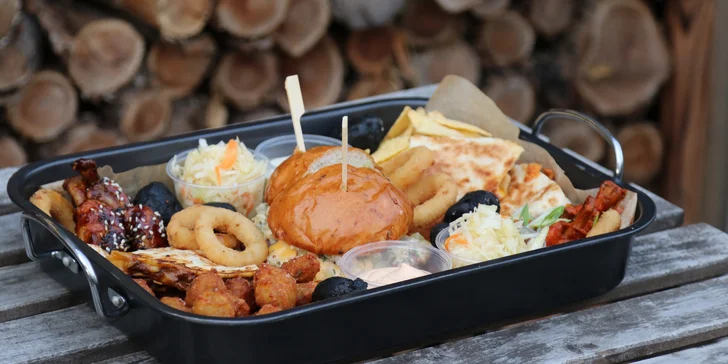 Streetfood menu v parku na Vítkově pro 2 osoby: burger, křídla, quesadilla i qurrito