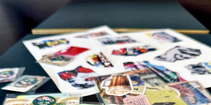 Nápoj a dort podle výběru nebo kolážování v kreativní kavárně pro 1 nebo 2 osoby