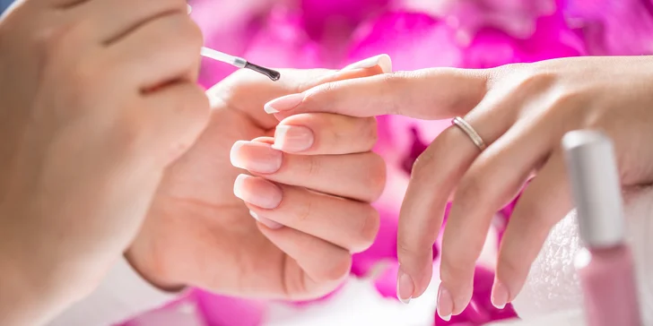 Ruce, co okouzlí: klasická manikúra, gel lak či Shellac i gelové nehty