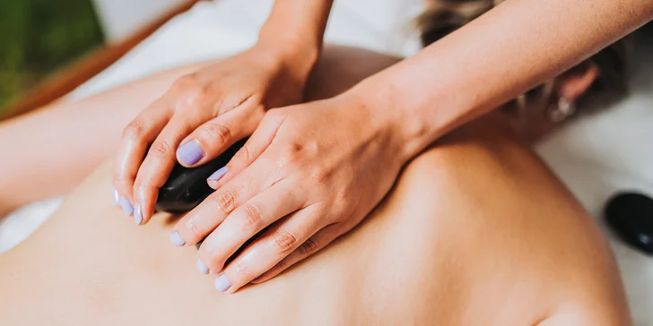 Masáž lávovými kameny: 60 min. nohou a zad nebo 120 min. celého těla