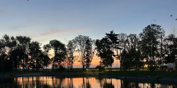 Útulné apartmány na farmě v Posázaví s výhledem na pastviny, vlastní sýrárna i bistro