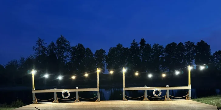 Glamping na farmě v Posázaví pro 5 osob: luxusní stan s výhledem na pastviny a koupací biotop