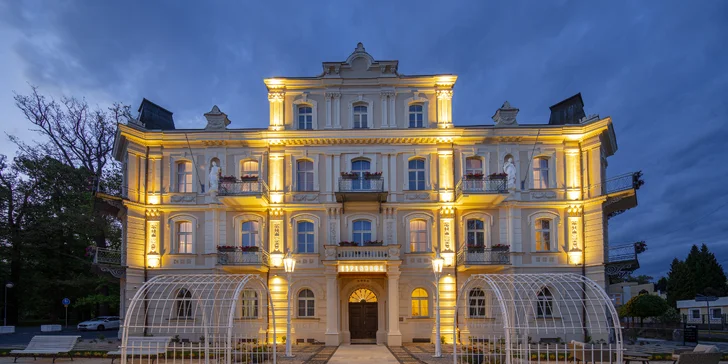 Zrekonstruovaný hotel v centru Františkových Lázní: snídaně či plná penze, bazén i procedury