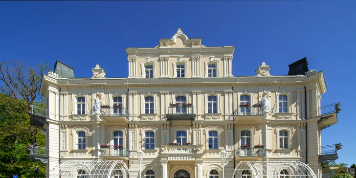 Zrekonstruovaný hotel v centru Františkových Lázní: snídaně či plná penze, bazén i procedury