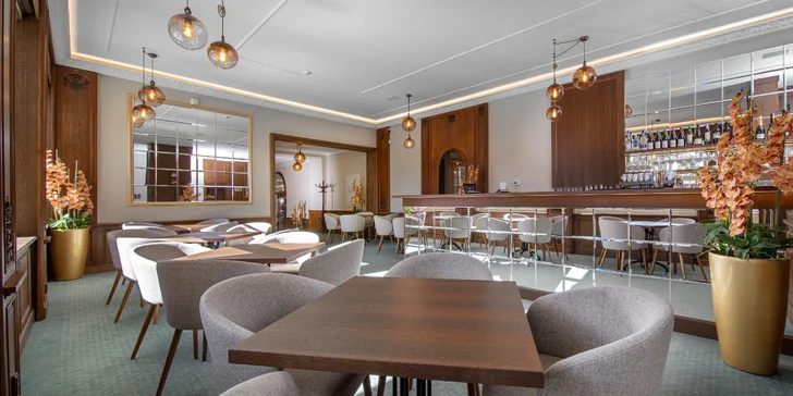 Zrekonstruovaný hotel v centru Františkových Lázní: snídaně či plná penze, bazén i procedury