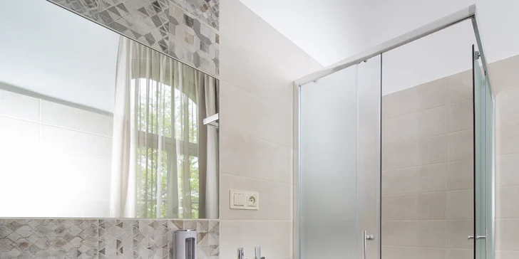 Zrekonstruovaný hotel v centru Františkových Lázní: snídaně či plná penze, bazén i procedury