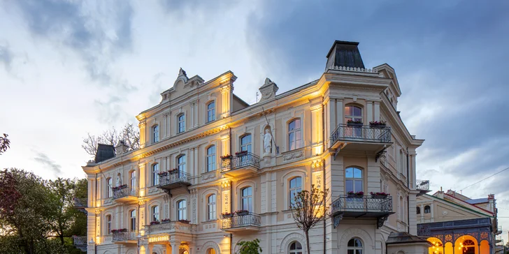 Zrekonstruovaný hotel v centru Františkových Lázní: snídaně či plná penze, bazén i procedury