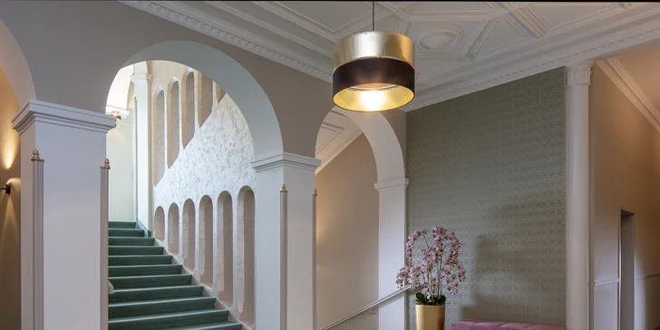 Zrekonstruovaný hotel v centru Františkových Lázní: snídaně či plná penze, bazén i procedury