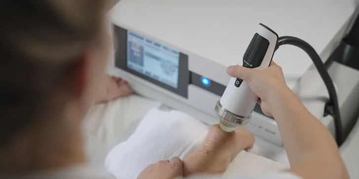 Zrekonstruovaný hotel v centru Františkových Lázní: snídaně či plná penze, bazén i procedury