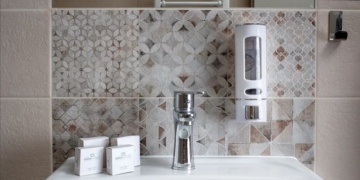 Zrekonstruovaný hotel v centru Františkových Lázní: snídaně či plná penze, bazén i procedury