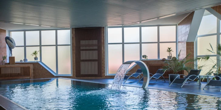 Zrekonstruovaný hotel v centru Františkových Lázní: snídaně či plná penze, bazén i procedury