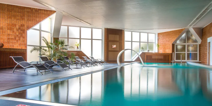 Zrekonstruovaný hotel v centru Františkových Lázní: snídaně či plná penze, bazén i procedury