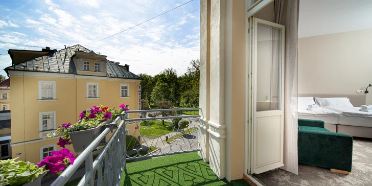 Zrekonstruovaný hotel v centru Františkových Lázní: snídaně či plná penze, bazén i procedury