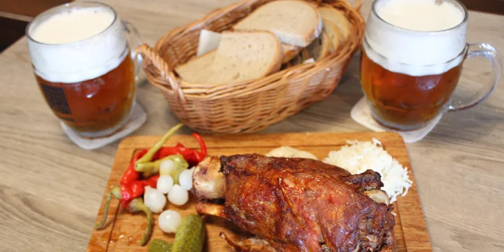 Hostina pro milovníky vepřového: pečené koleno nebo žebra a tankové pivo pro 2 osoby