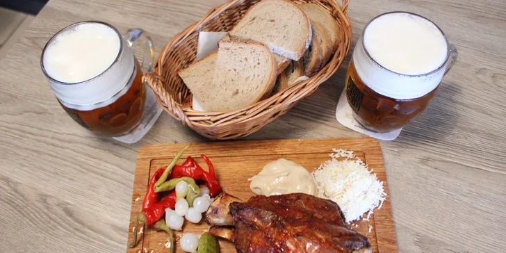 Hostina pro milovníky vepřového: pečené koleno nebo žebra a tankové pivo pro 2 osoby