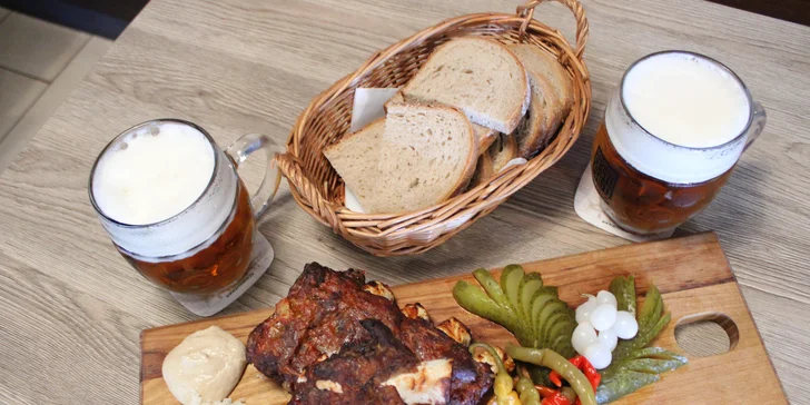 Hostina pro milovníky vepřového: pečené koleno nebo žebra a tankové pivo pro 2 osoby