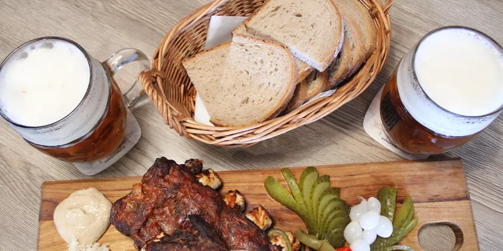 Hostina pro milovníky vepřového: pečené koleno nebo žebra a tankové pivo pro 2 osoby