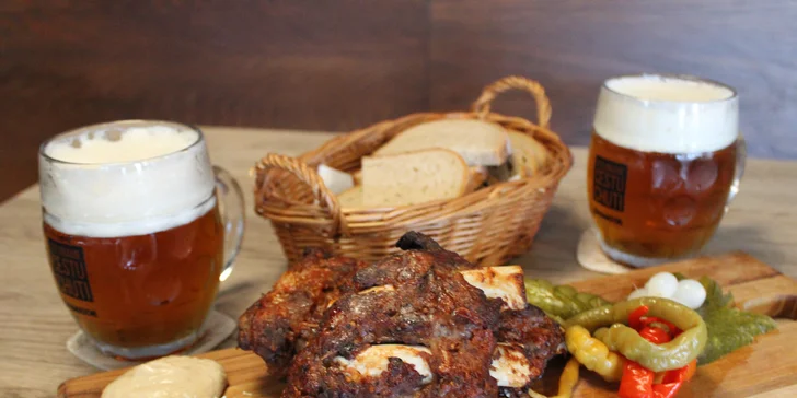 Hostina pro milovníky vepřového: pečené koleno nebo žebra a tankové pivo pro 2 osoby