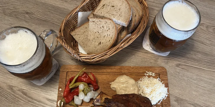 Hostina pro milovníky vepřového: pečené koleno nebo žebra a tankové pivo pro 2 osoby