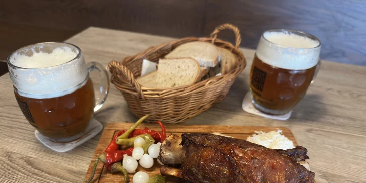 Hostina pro milovníky vepřového: pečené koleno nebo žebra a tankové pivo pro 2 osoby