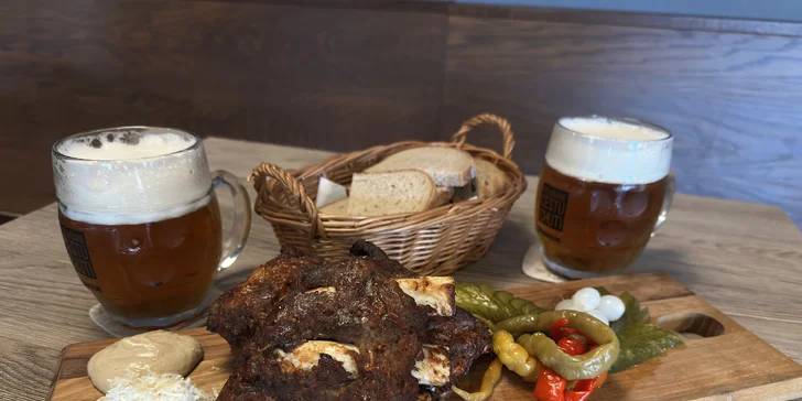 Hostina pro milovníky vepřového: pečené koleno nebo žebra a tankové pivo pro 2 osoby