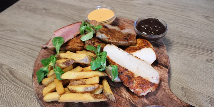 Vepřová panenka nebo masové prkno s pivem pro 2 osoby: krkovička, kuřecí i svíčková