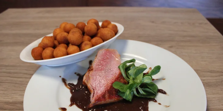 Vepřová panenka nebo masové prkno s pivem pro 2 osoby: krkovička, kuřecí i svíčková