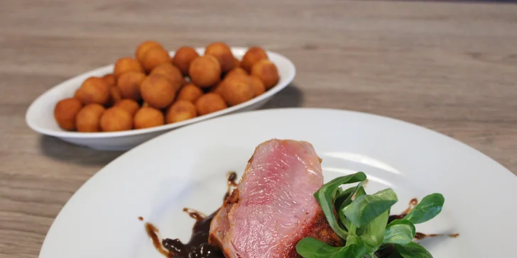 Vepřová panenka nebo masové prkno s pivem pro 2 osoby: krkovička, kuřecí i svíčková