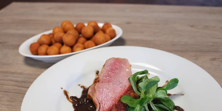 Vepřová panenka nebo masové prkno s pivem pro 2 osoby: krkovička, kuřecí i svíčková