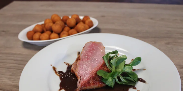 Vepřová panenka nebo masové prkno s pivem pro 2 osoby: krkovička, kuřecí i svíčková