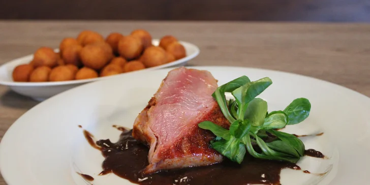 Vepřová panenka nebo masové prkno s pivem pro 2 osoby: krkovička, kuřecí i svíčková