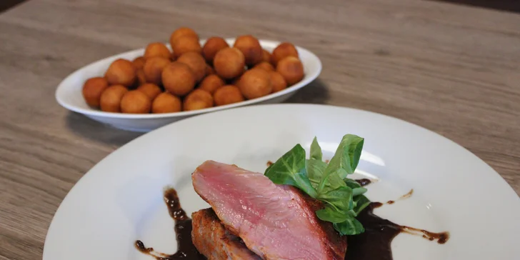 Vepřová panenka nebo masové prkno s pivem pro 2 osoby: krkovička, kuřecí i svíčková