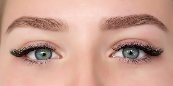 Zajistěte si výrazný pohled bez líčidel: prodloužení řas metodou Natural Volume i Mega Volume