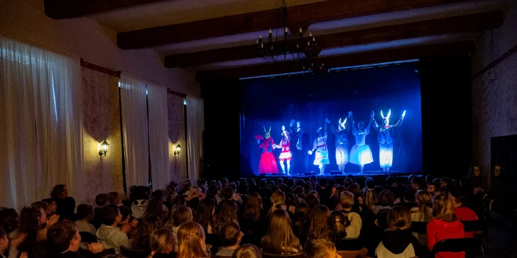 Vstupenka na divadelní představení Alenka v říši divů v černém divadle