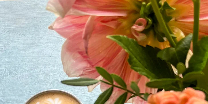 Udělejte radost kávou a dobrotami: dárkový poukaz do kavárny Kakabu café v hodnotě 250 či 500 Kč