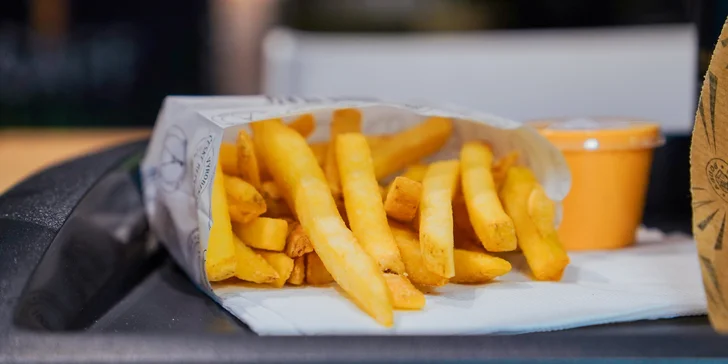 Burger menu: 100% hovězí z českého chovu, americká BBQ omáčka, hranolky i nápoj, 2 pobočky