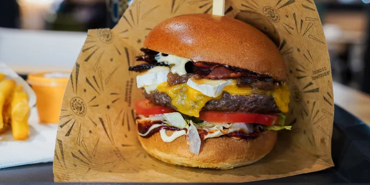 Burger menu: 100% hovězí z českého chovu, americká BBQ omáčka, hranolky i nápoj, 2 pobočky
