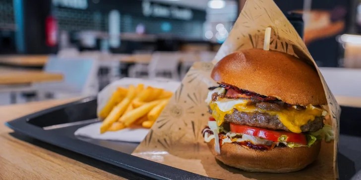 Burger menu: 100% hovězí z českého chovu, americká BBQ omáčka, hranolky i nápoj, 2 pobočky