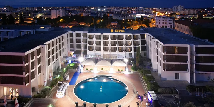 Moderní hotel v Zadaru přímo u moře se snídaní, polopenzí či plnou penzí a bazénem