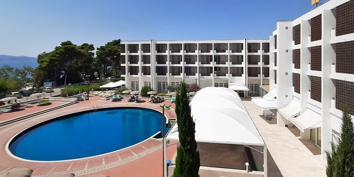 Moderní hotel v Zadaru přímo u moře se snídaní, polopenzí či plnou penzí a bazénem