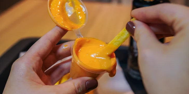 Burger menu: 100% hovězí z českého chovu, americká BBQ omáčka, hranolky i nápoj, 2 pobočky