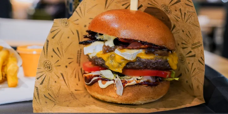 Burger menu: 100% hovězí z českého chovu, americká BBQ omáčka, hranolky i nápoj, 2 pobočky