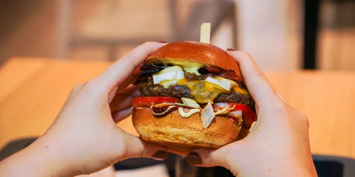 Burger menu: 100% hovězí z českého chovu, americká BBQ omáčka, hranolky i nápoj, 2 pobočky