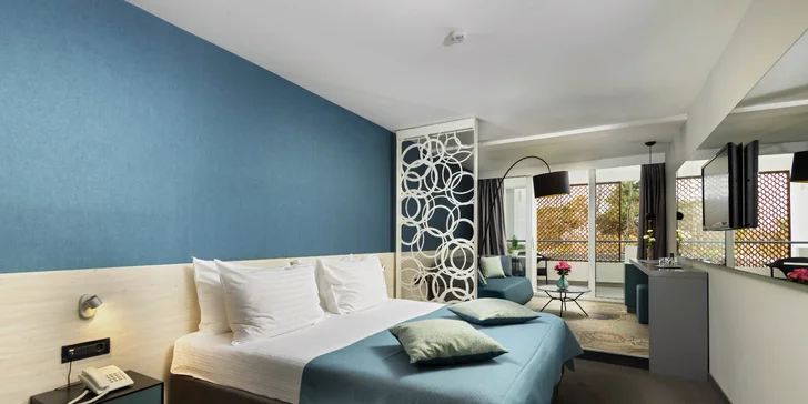 Moderní hotel v Zadaru přímo u moře se snídaní, polopenzí či plnou penzí a bazénem