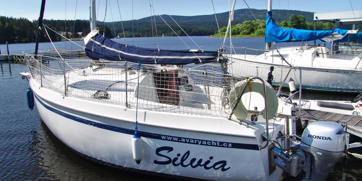 Pobyt na lodi na Lipně až pro 4 osoby: kotvení v chráněné zátoce a zázemí areálu